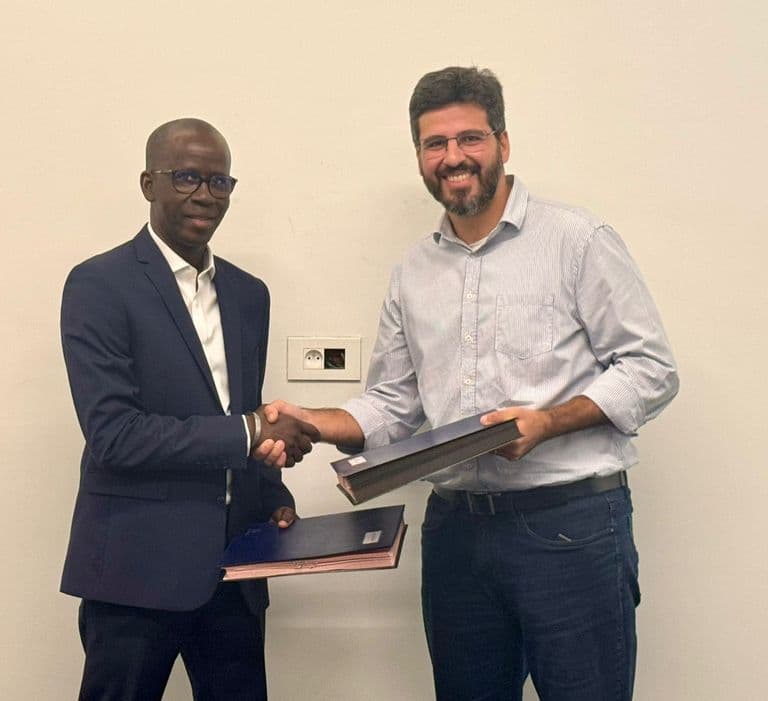 PHOTO SIGNATURE CONTRAT ELTON MODEC