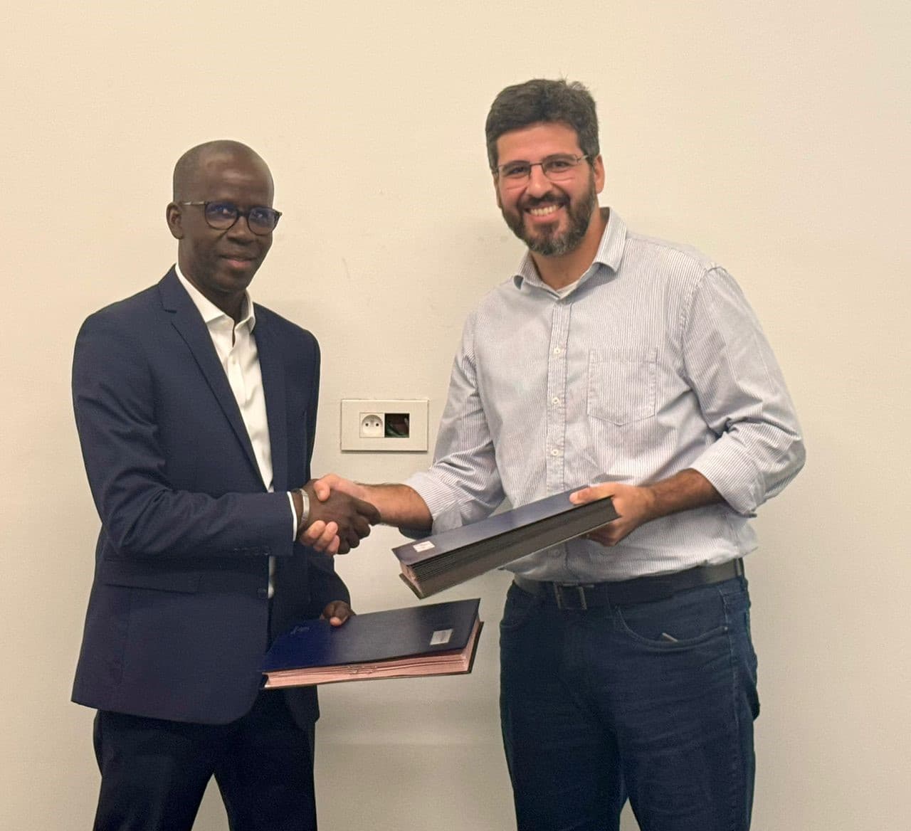 PHOTO SIGNATURE CONTRAT ELTON MODEC